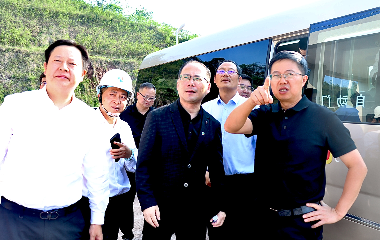 宜賓市南溪區(qū)委書記、南溪經(jīng)開區(qū)黨工委書記劉剛率隊(duì)調(diào)研遠(yuǎn)東宜賓智能產(chǎn)業(yè)園